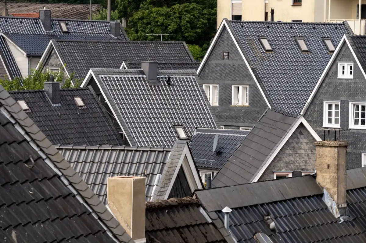 Steep roof eaves and gutter lines on houses in Visalia, CA